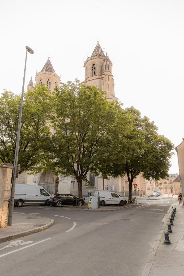 Suite Romanee 6 Personnes Vue Cathedrale 2 Places De Parking Dijon Exterior foto